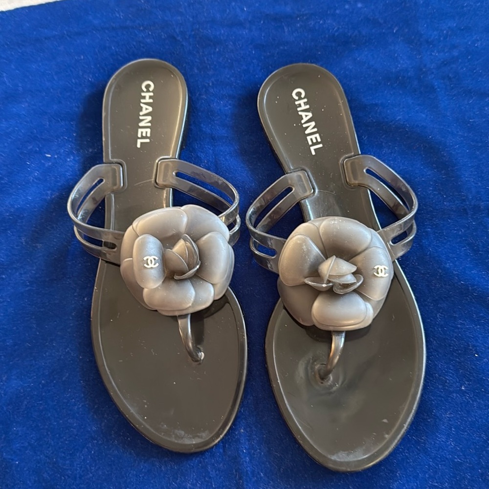 CHANEL CAMELLIA JELLY THONG SANDAL, size 39 used excellent condition
